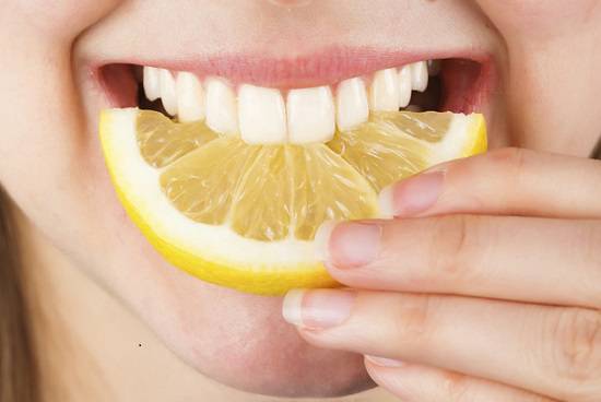 cara memutihkan gigi dengan garam dan jeruk lemon